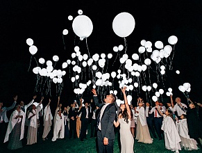 Запуск свадебных шаров в небо 